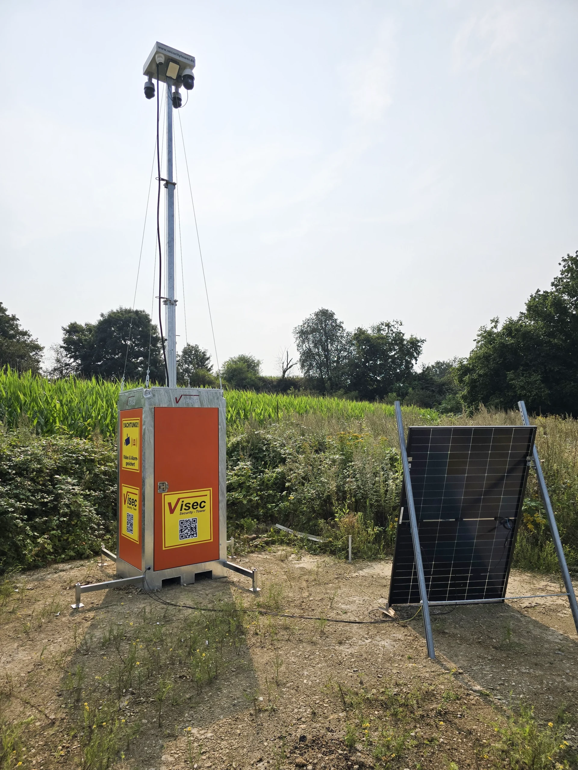ViSec Security Tower mit Kamera und Solarpanel in ländlicher Umgebung für mobile Videoüberwachung.