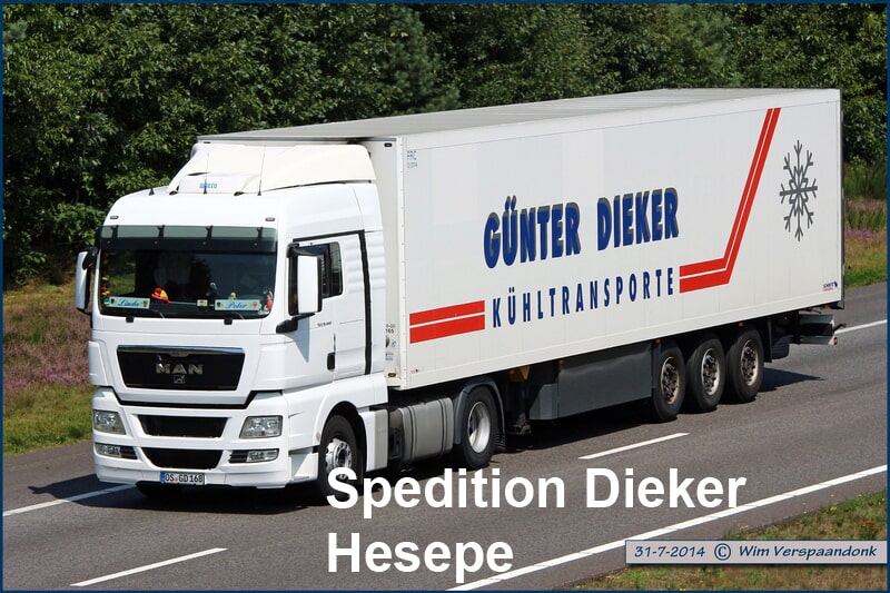 Ein weißer MAN-LKW der Spedition "Günter Dieker" fährt auf einer Autobahn, um Kühlwaren zu transportieren.