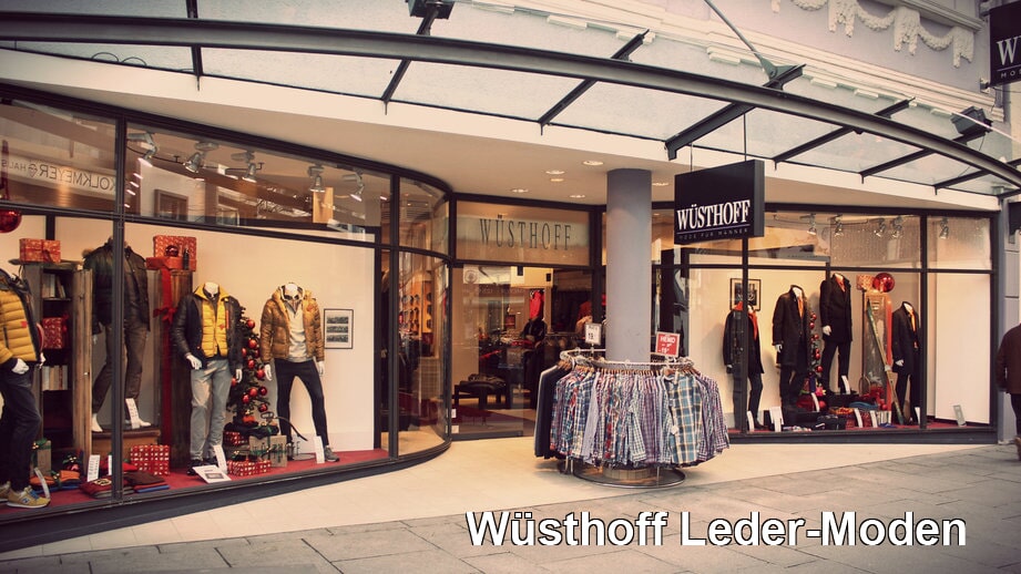 Einladendes Schaufenster von "Wüsthoff Leder-Moden" mit winterlicher Kleidung und Weihnachtsdeko.