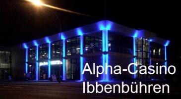 Ein modernes Gebäude bei Nacht, das "Alpha-Casino Ibbenbüren", beleuchtet in lebendigem Blau.
