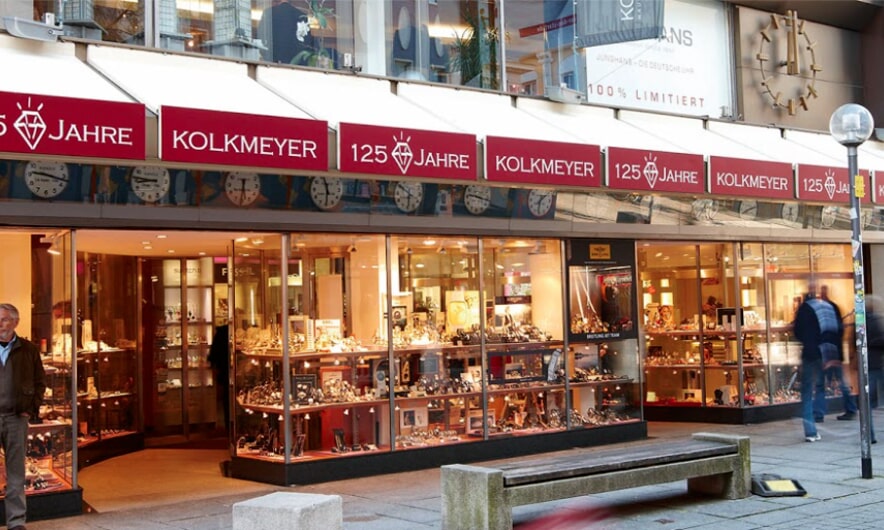 Juwelier "KOLKMEYER" feiert 125 Jahre mit festlich dekorierten Schaufenstern in urbaner Umgebung.