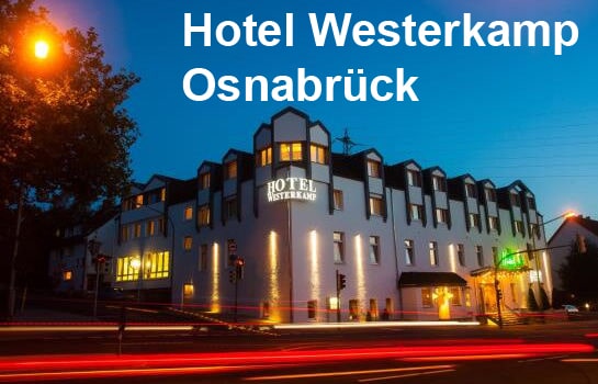 Das Bild zeigt das Hotel Westerkamp in Osnabrück bei Dämmerung, mit Lichtspuren von vorbeifahrenden Autos.