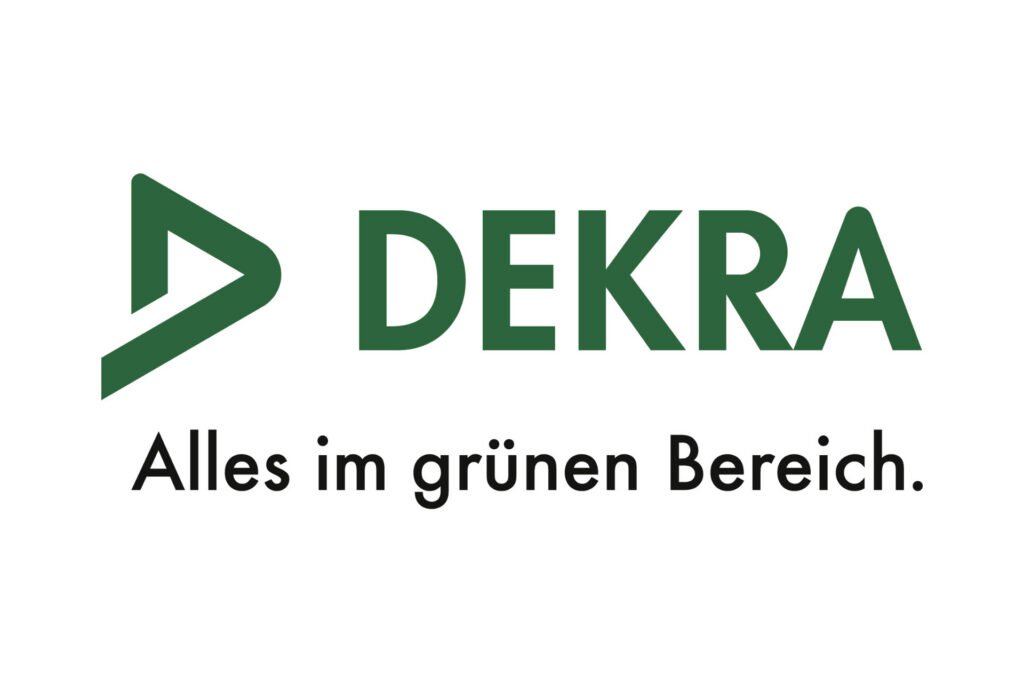 DEKRA-Logo mit grünem Pfeil und Schriftzug, darunter der Slogan „Alles im grünen Bereich“.