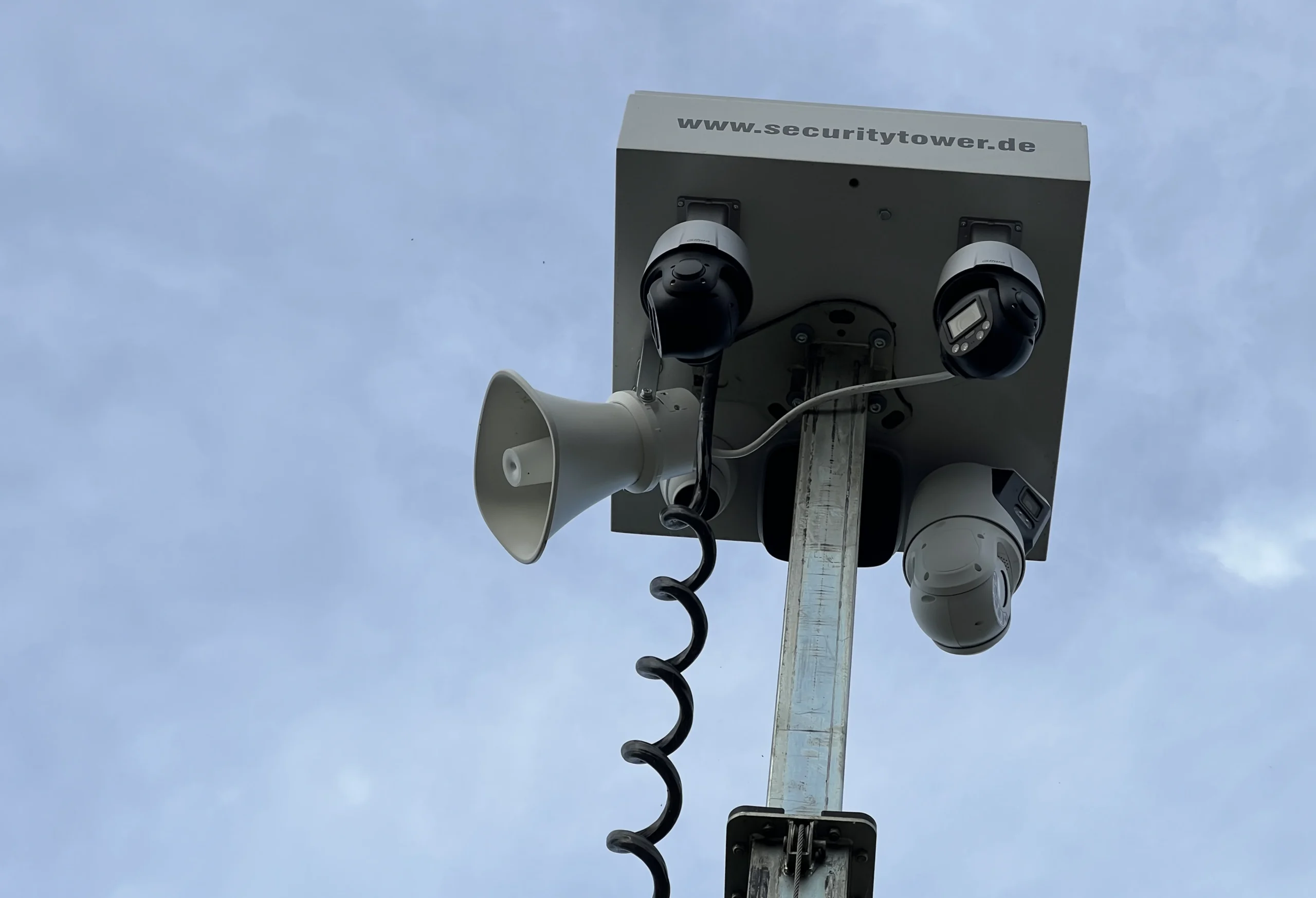 Warnhinweis Video- und Alarmgesichert am Security Tower
