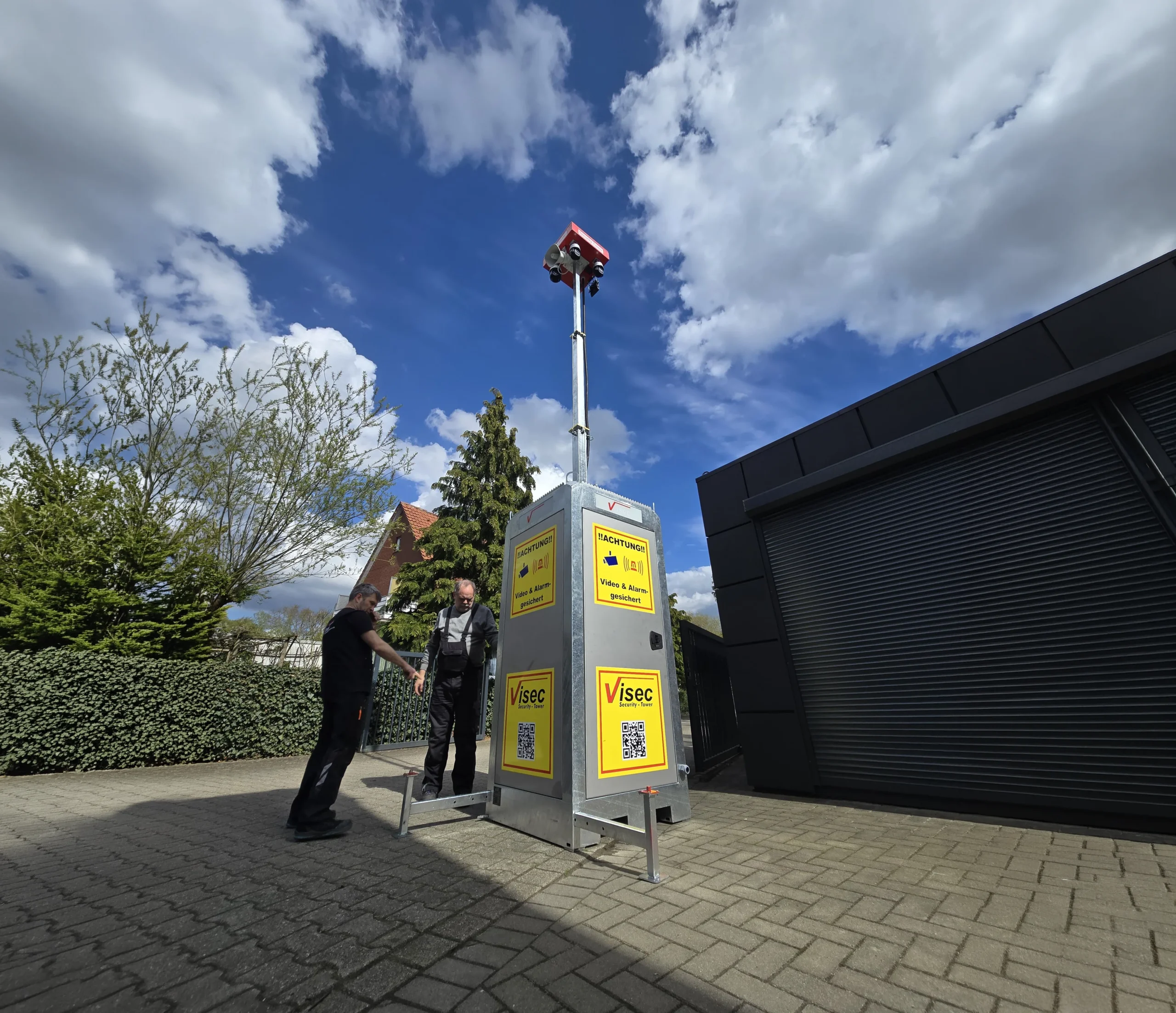 Anlieferung eines ViSec Towers mit Transporter und Spezialanhänger