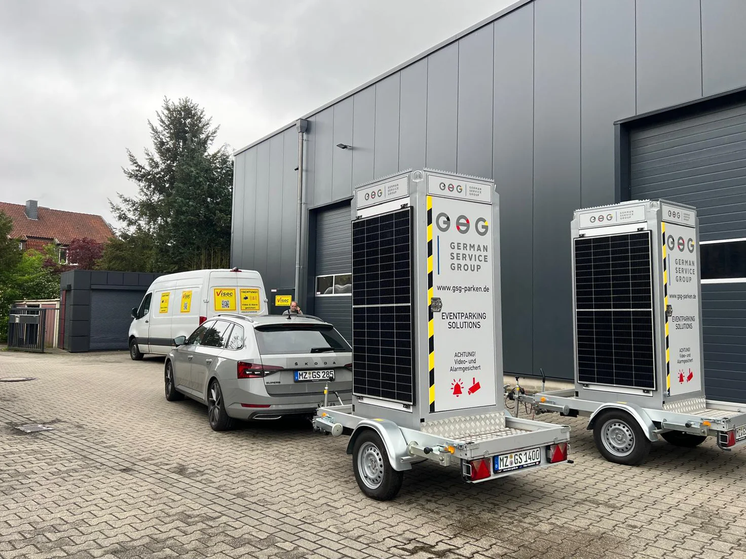 ViSec Security Tower auf Anhänger mit Solarpanel