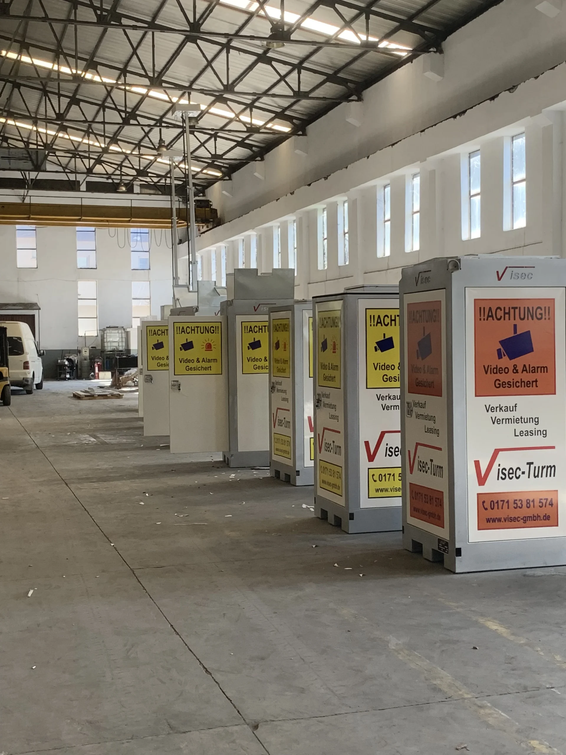 Montage eines ViSec Videoturms durch Fachkraefte
