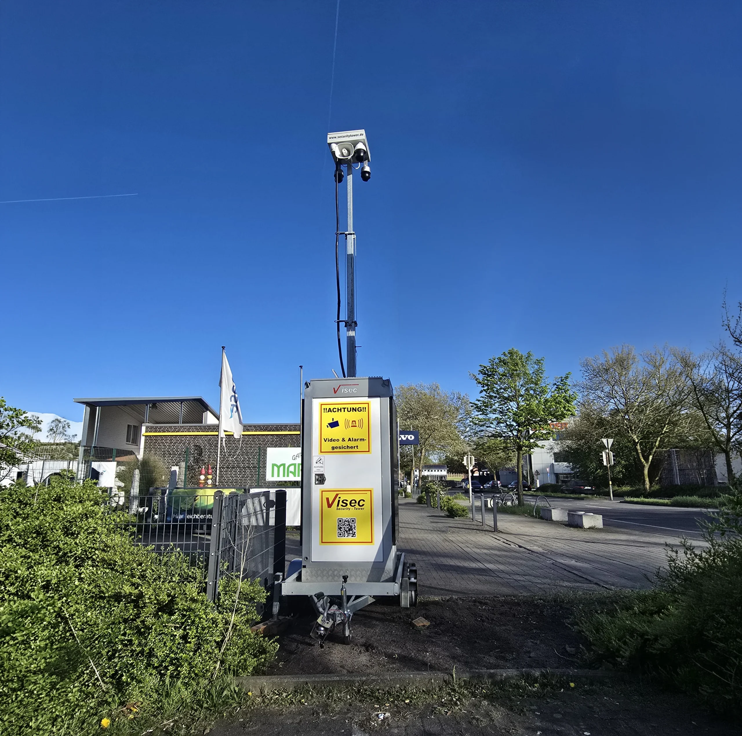 Security Tower mit voll ausgefahrenem Teleskopmast an einer Straße