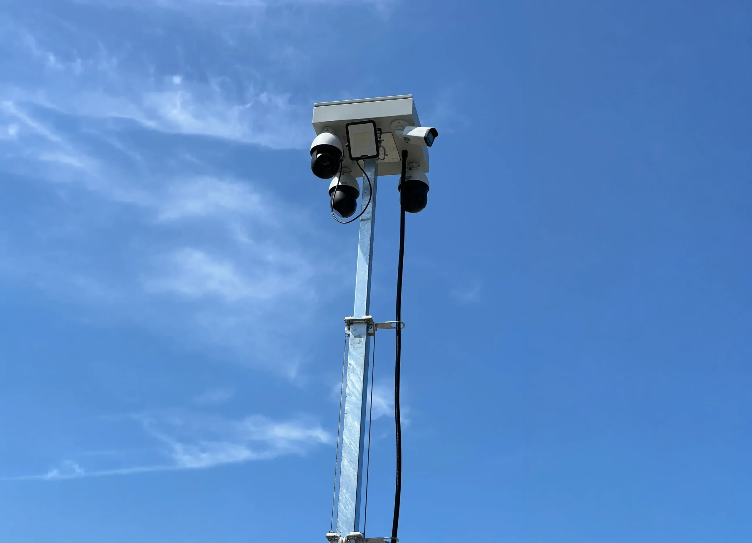 Security Tower mit Warnbeschilderung Video- und Alarmgesichert