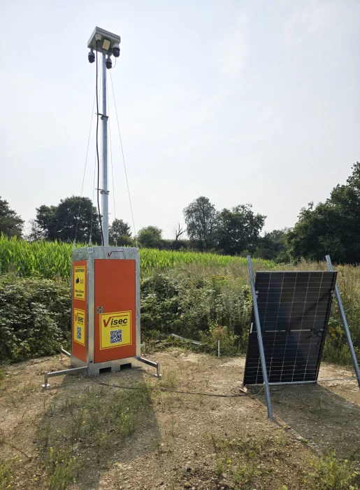 ViSec Security Tower mit Kamera und Solarpanel in ländlicher Umgebung für mobile Videoüberwachung.