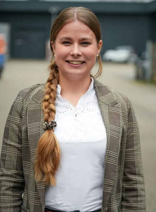 Viia Kaartinen, Ansprechpartnerin im Vertrieb bei ViSec GmbH, vor dem Bürogebäude.